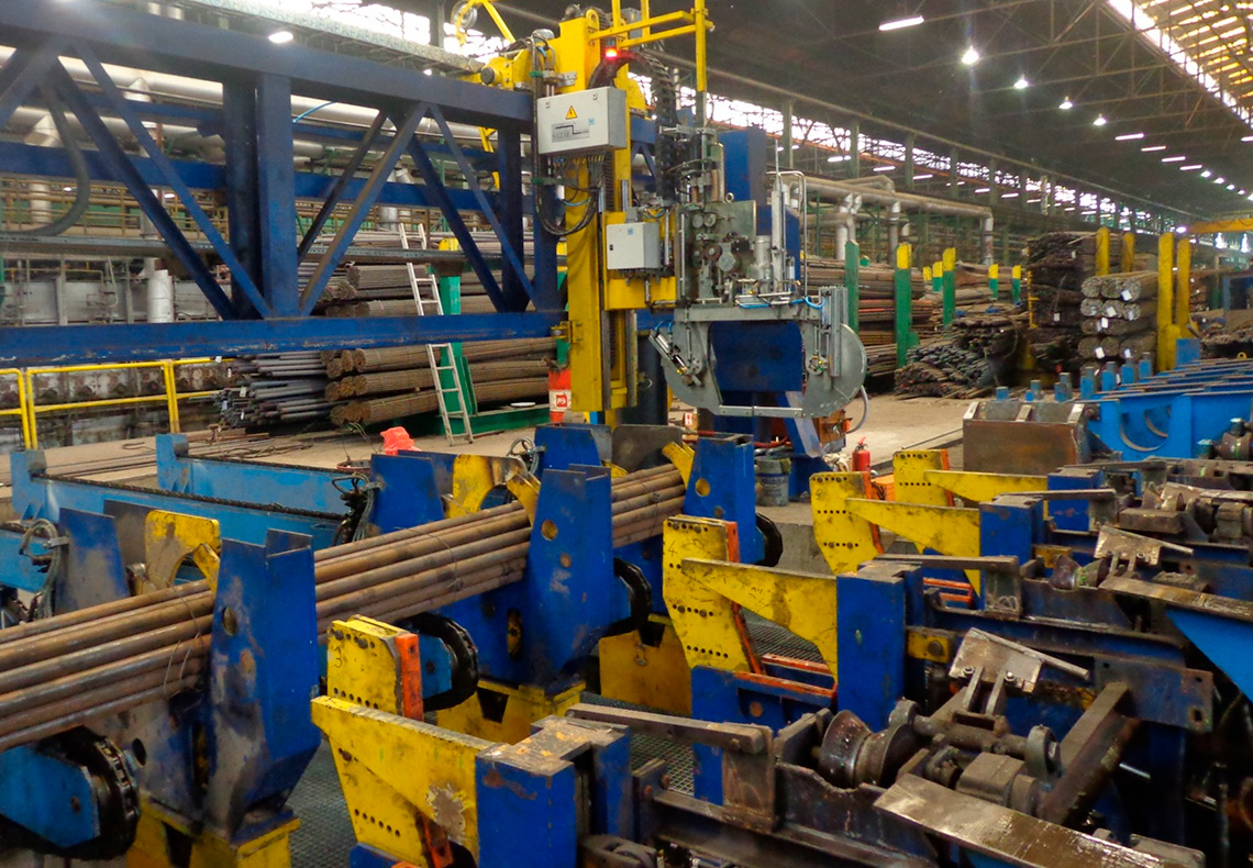 Línea automática de formación y flejado de tubos y tuberías con salida frontal de SAIZAR