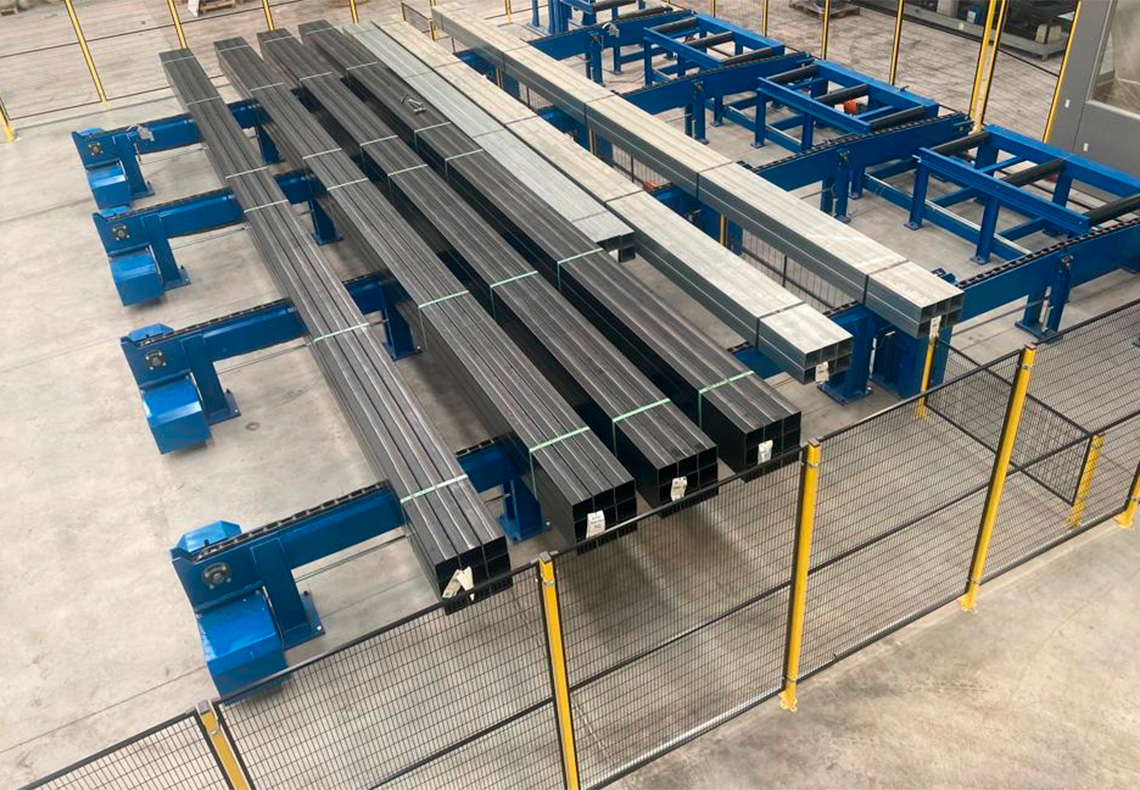 Línea automática de formación y flejado de paquetes con salida lateral de SAIZAR