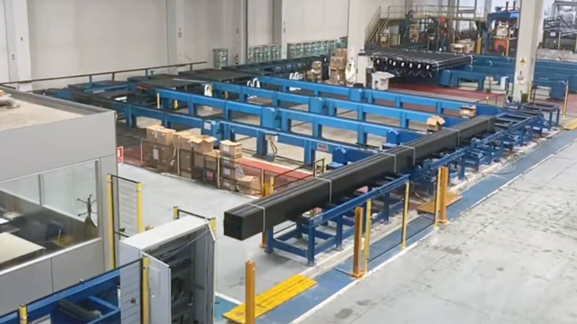 Línea automática de formación y flejado de paquetes con salida lateral de SAIZAR